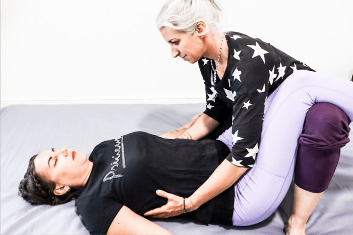 Ramona Kamm bei einer Thai yoga massage